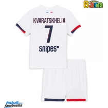 Paris Saint-Germain Khvicha Kvaratskhelia #7 Bortedraktsett Barn 2025-26 Kortermet (+ Korte bukser)